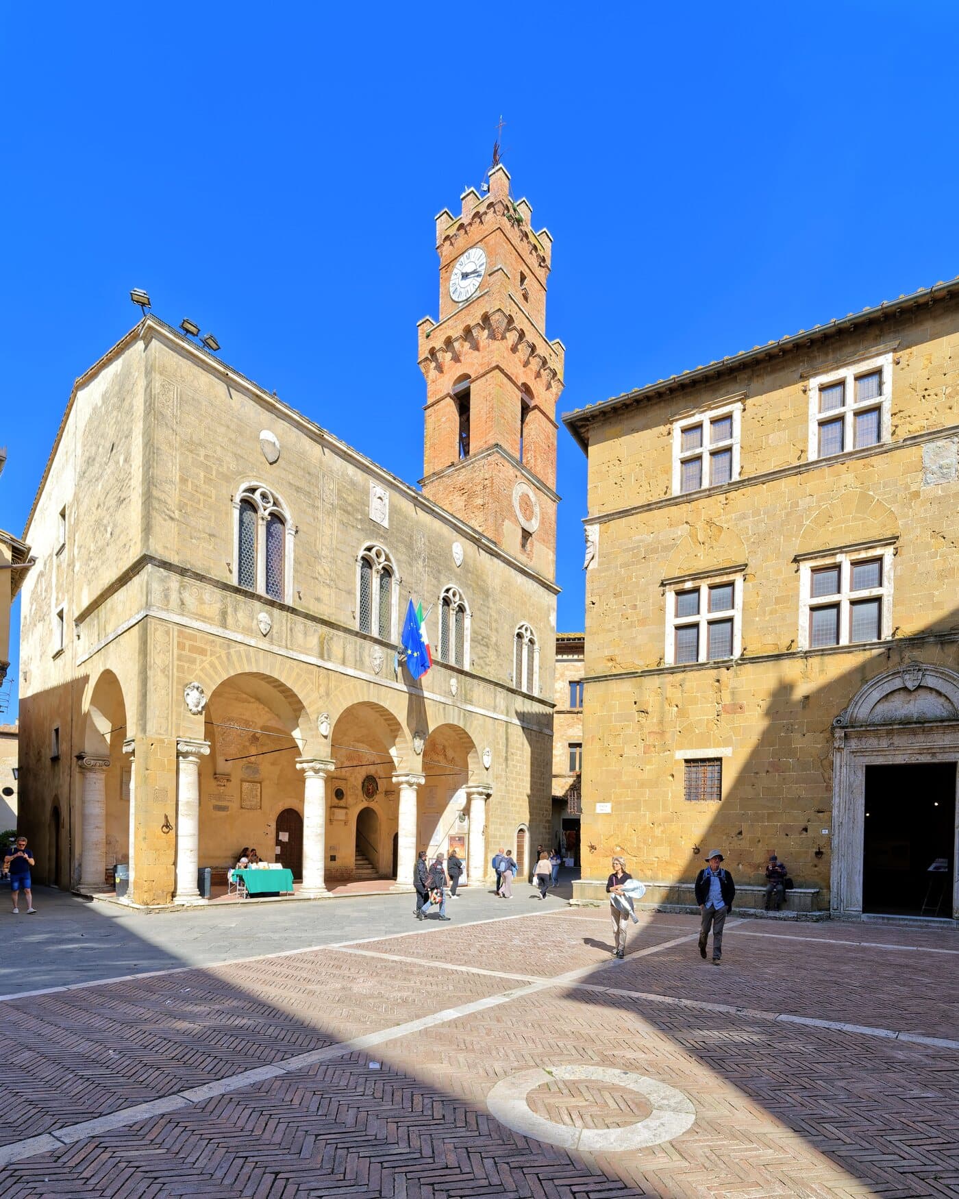 Piazza Pio II a Pienza, con il Palazzo Comunale e la torre dell'orologio