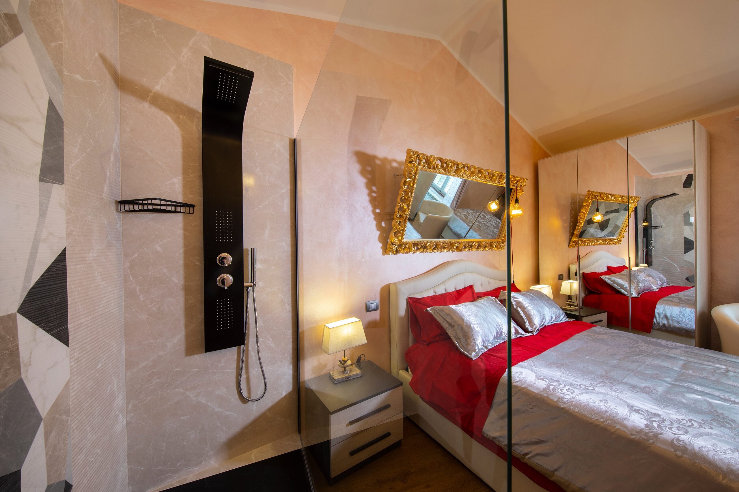 Suite Deluxe del Faraone: specchi dorati e doccia con cascata emozionale